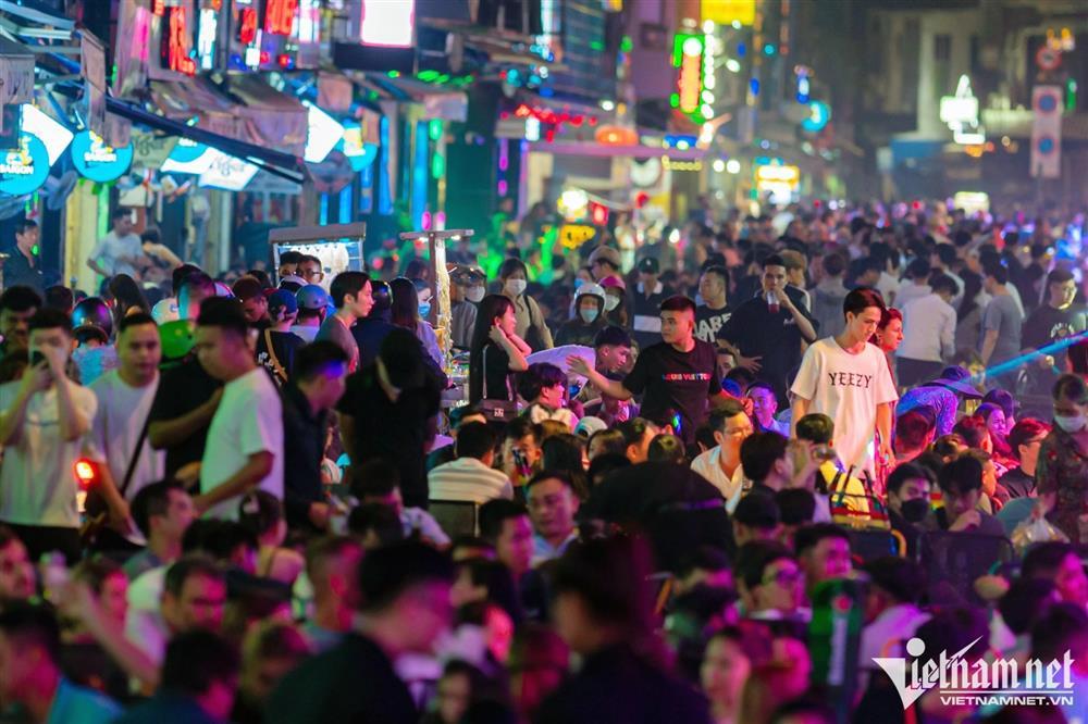 Sử dụng bóng cười nhan nhản trong đêm ở phố Tây TP.HCM-9