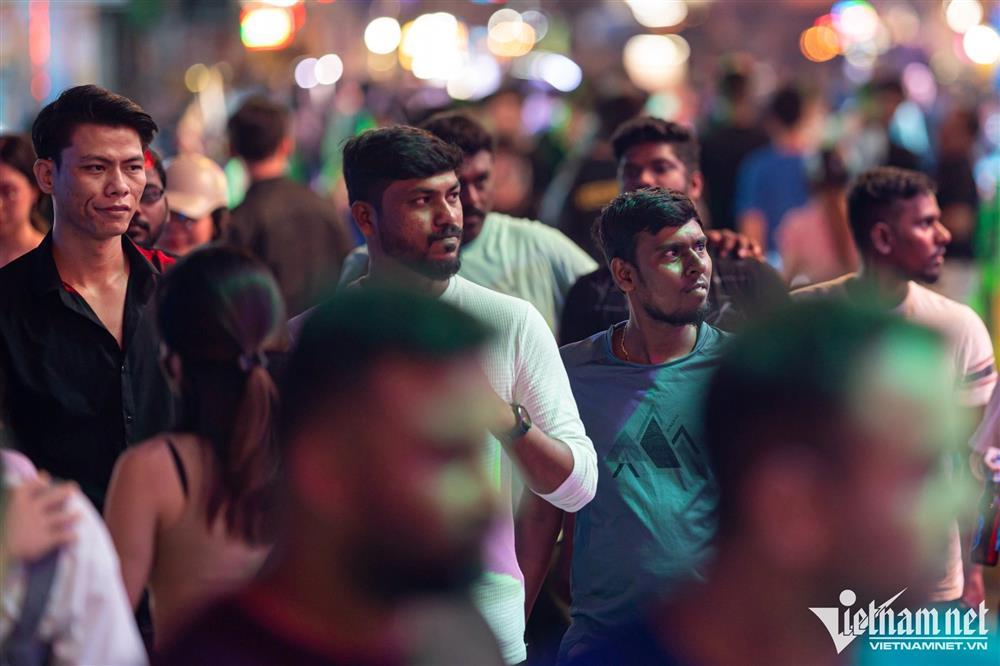 Sử dụng bóng cười nhan nhản trong đêm ở phố Tây TP.HCM-10