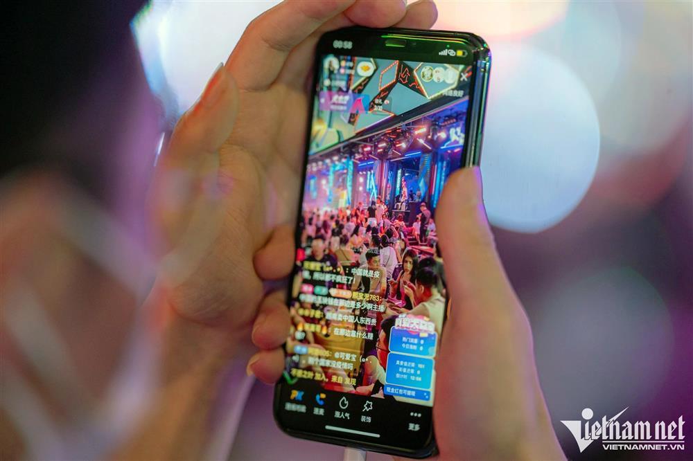 Sử dụng bóng cười nhan nhản trong đêm ở phố Tây TP.HCM-11