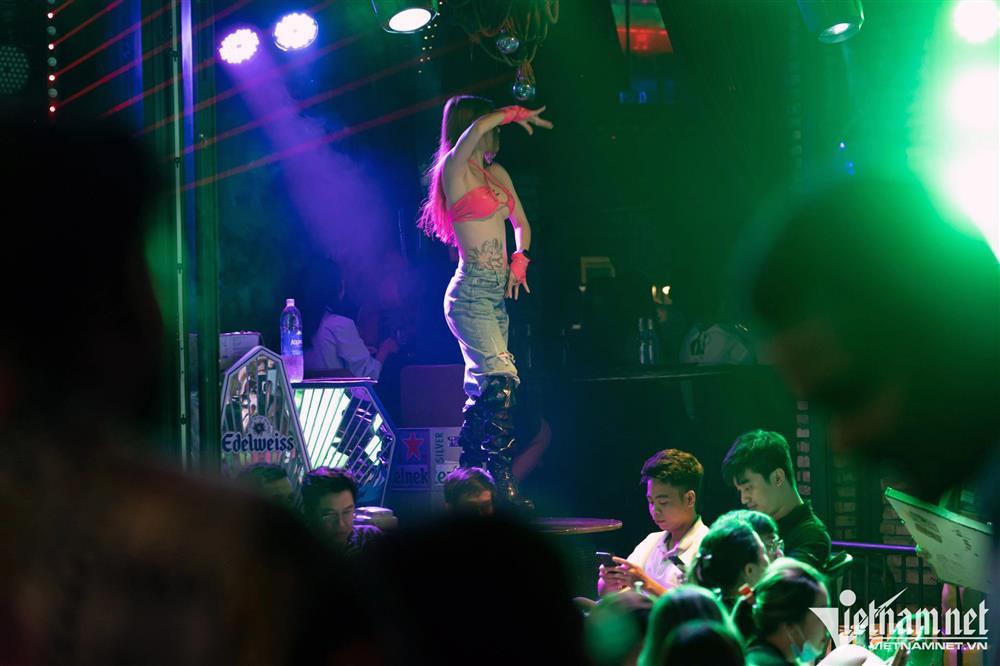 Sử dụng bóng cười nhan nhản trong đêm ở phố Tây TP.HCM-13