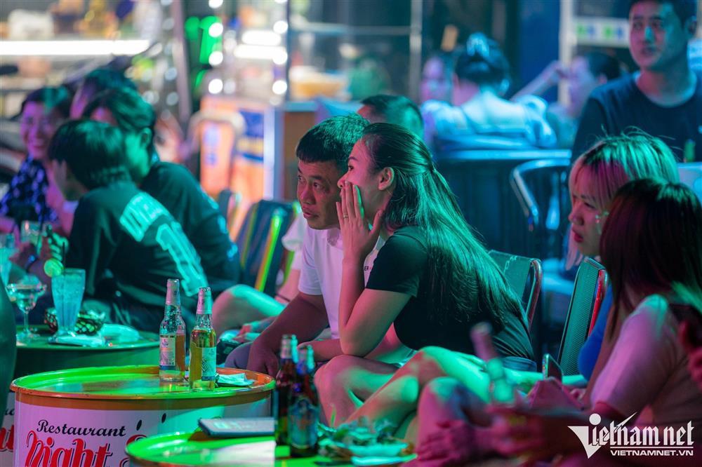 Sử dụng bóng cười nhan nhản trong đêm ở phố Tây TP.HCM-15