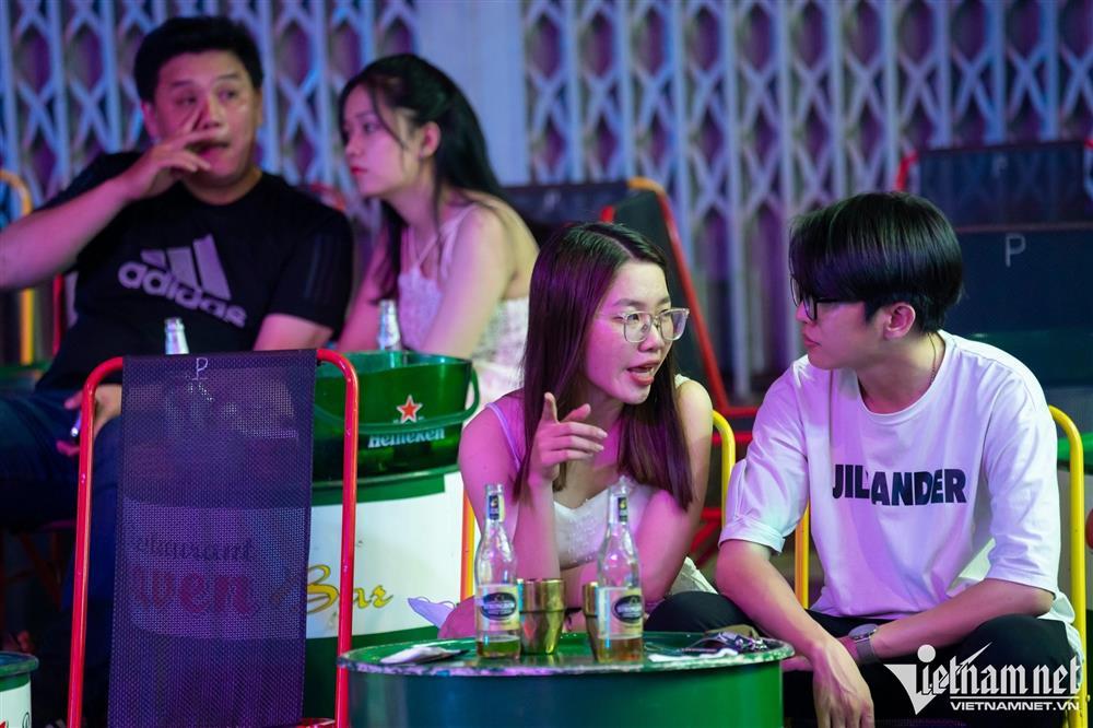 Sử dụng bóng cười nhan nhản trong đêm ở phố Tây TP.HCM-16