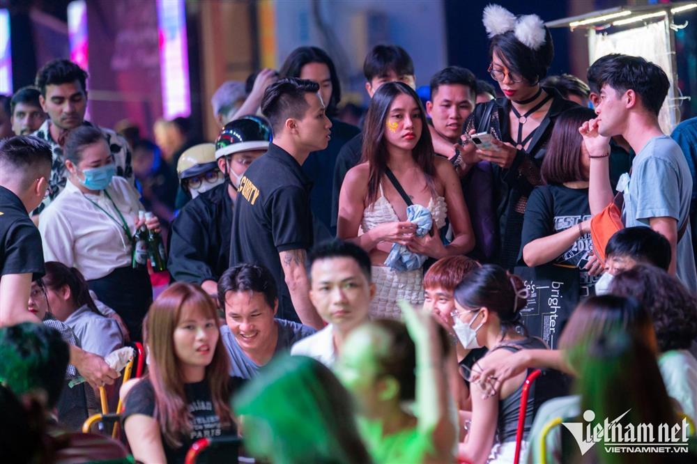 Sử dụng bóng cười nhan nhản trong đêm ở phố Tây TP.HCM-17