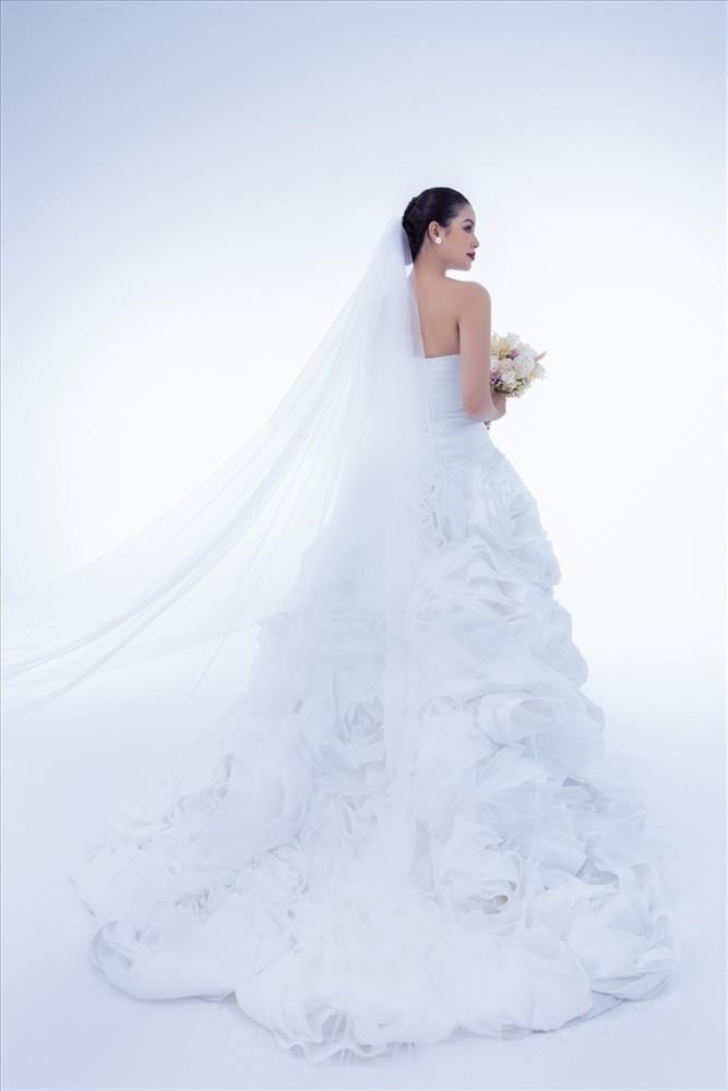 Đỗ Hà, Hương Giang mặc váy cưới của Phạm Hương lên thảm đỏ-6