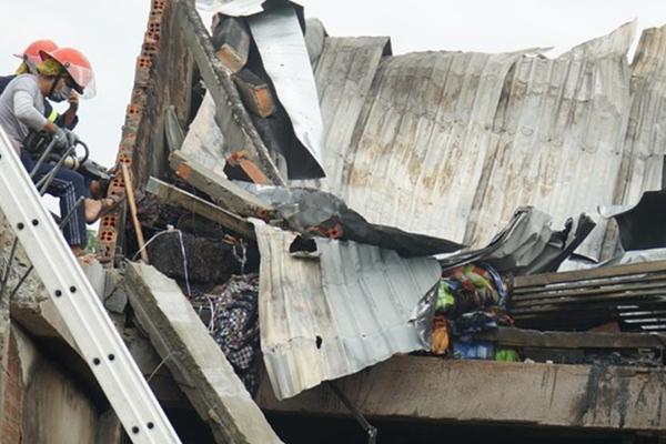 Đau lòng thi thể người mẹ ôm chặt, bảo vệ 2 con trong đám cháy-3