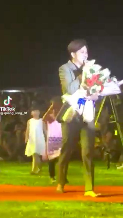 NSƯT Hoài Linh bị fan rượt mất dép khi biểu diễn ở miền Trung-2