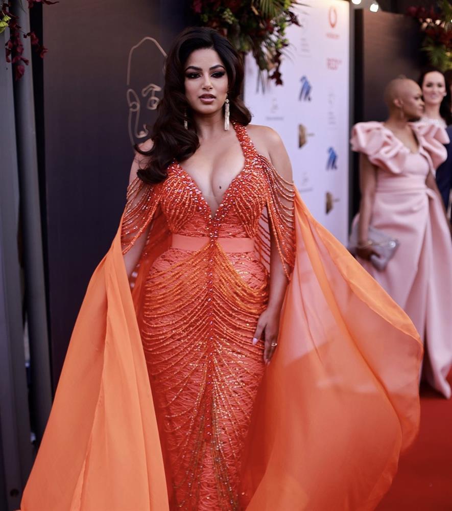 Miss Universe 2021 bị nghi bơm ngực vì vòng 1 khủng như bom-1
