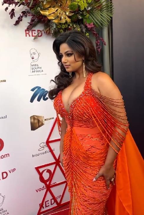 Miss Universe 2021 bị nghi bơm ngực vì vòng 1 khủng như bom-3