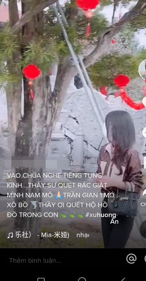 Cụ thể, phần lớn video, cô vợ chia sẻ những khoảnh khắc đi viếng lễ chùa, một lòng thanh tịnh, luôn hướng đến những điều tốt đẹp để cuộc sống an nhàn.