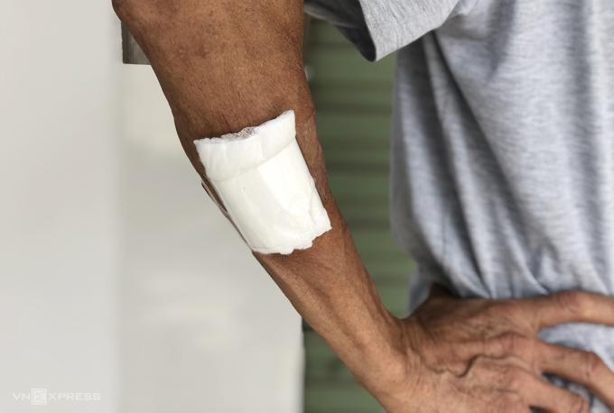 Nghẹt thở giải cứu bé trai bị siết cổ, nhốt trong tủ đông-4