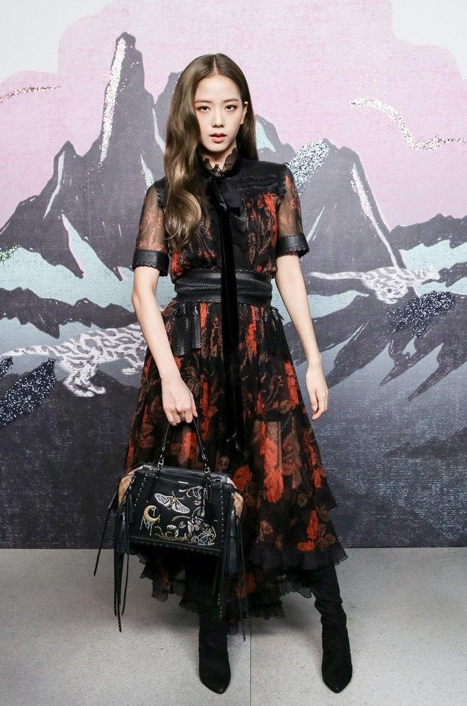 Người hâm mộ kêu trời phong cách thời trang bà thím của Jisoo-9