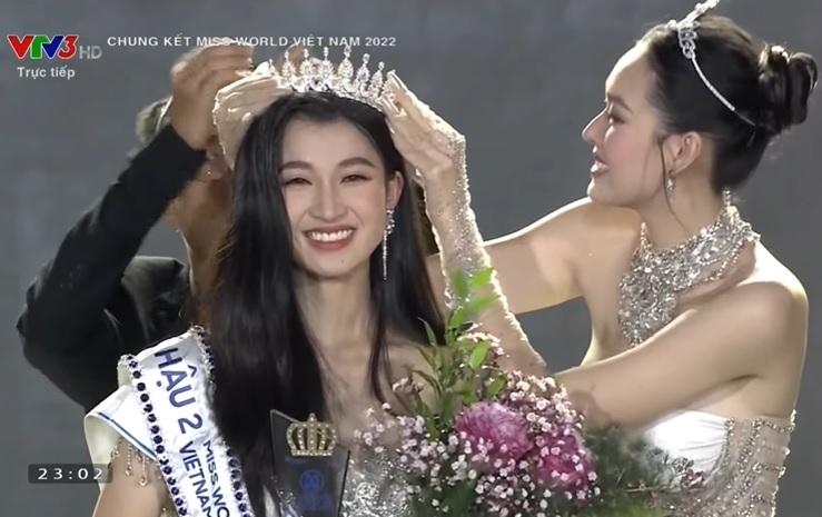 2 tân Á hậu trùng tên Nhi cùng rơi vương miện lúc đăng quang-1