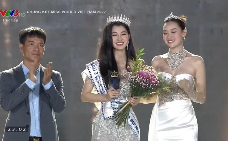 2 tân Á hậu trùng tên Nhi cùng rơi vương miện lúc đăng quang-2