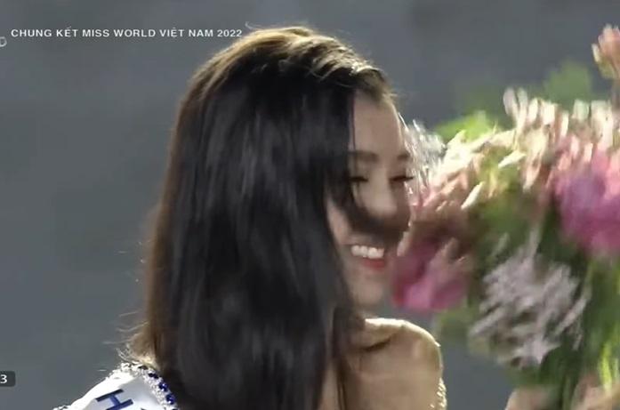 2 tân Á hậu trùng tên Nhi cùng rơi vương miện lúc đăng quang-4