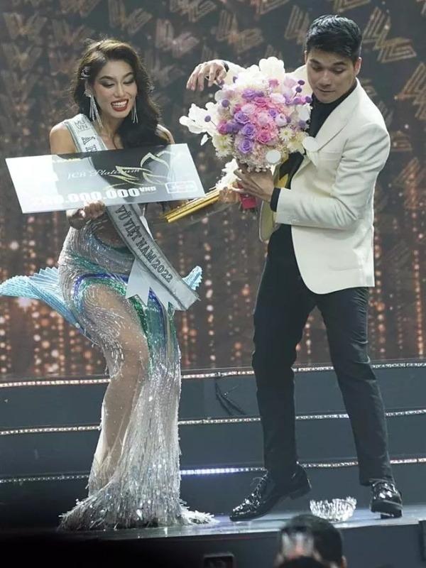 2 tân Á hậu trùng tên Nhi cùng rơi vương miện lúc đăng quang-8