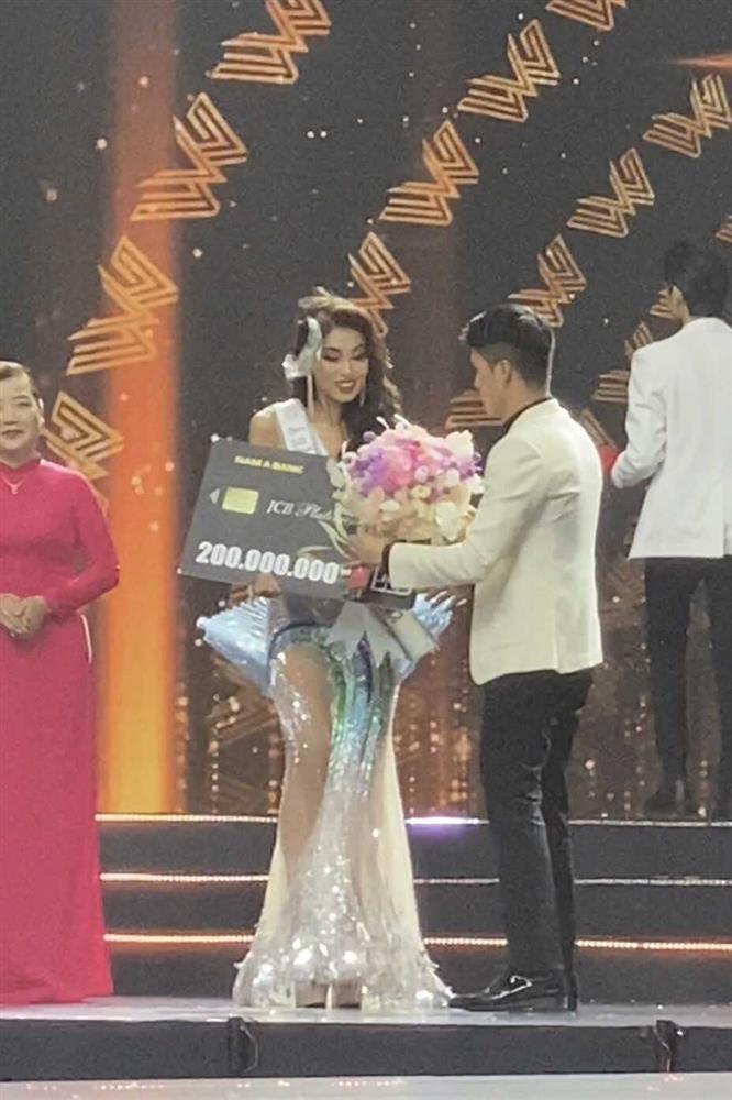 2 tân Á hậu trùng tên Nhi cùng rơi vương miện lúc đăng quang-7