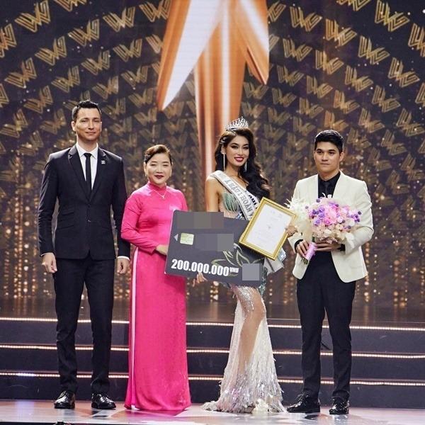 2 tân Á hậu trùng tên Nhi cùng rơi vương miện lúc đăng quang-6