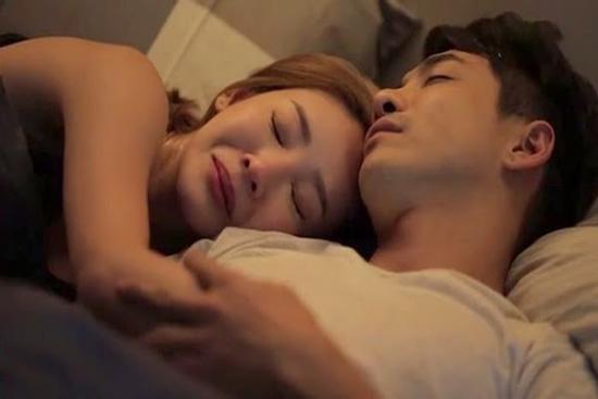 Chồng đi xa sắp về, vợ không nỡ chia tay mối tình vụng trộm