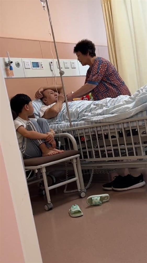 Hí hửng ông bà đến thăm, cháu đang ốm mà bị chiếm luôn cả giường-3