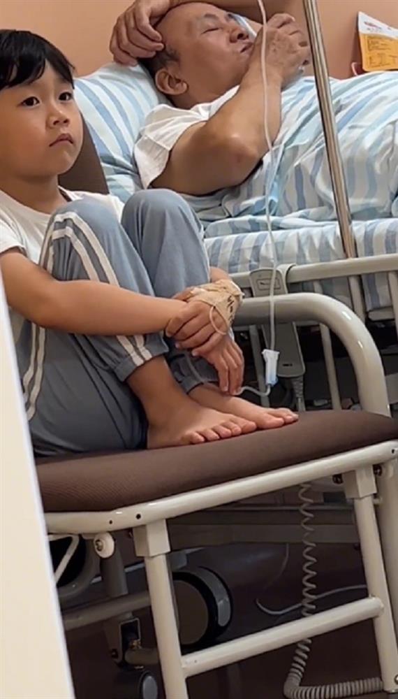 Hí hửng ông bà đến thăm, cháu đang ốm mà bị chiếm luôn cả giường-4