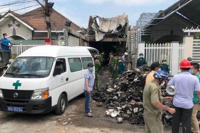 Đau lòng thi thể người mẹ ôm chặt, bảo vệ 2 con trong đám cháy-2