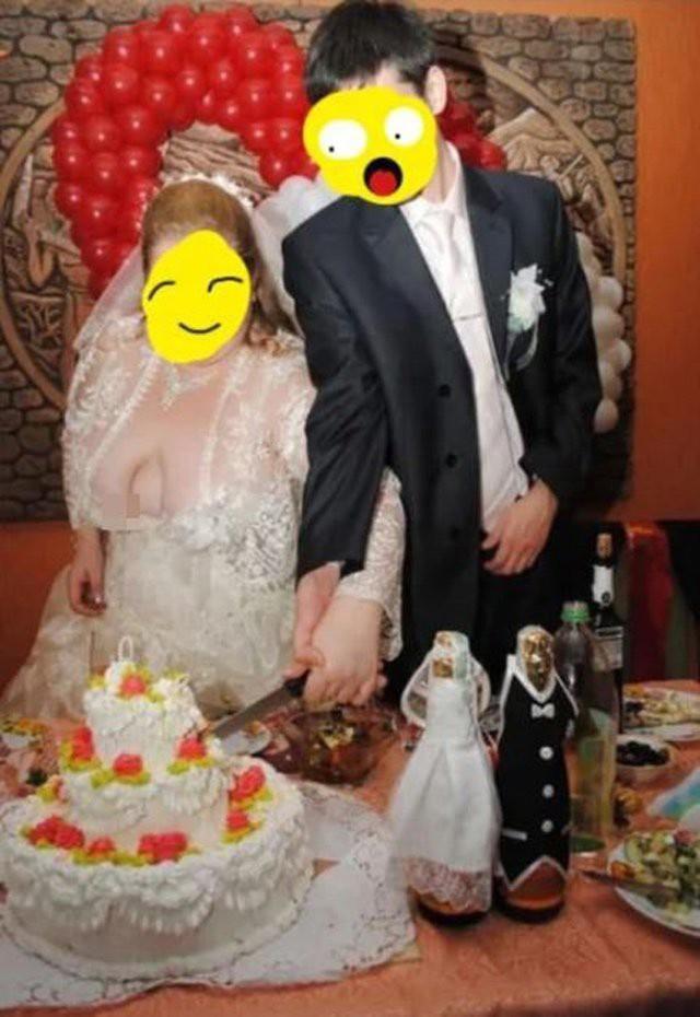 Tranh cãi cô dâu trẻ diện váy hở hang đi mời rượu quan khách-7