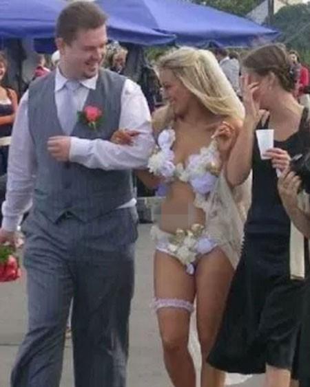 Tranh cãi cô dâu trẻ diện váy hở hang đi mời rượu quan khách-8