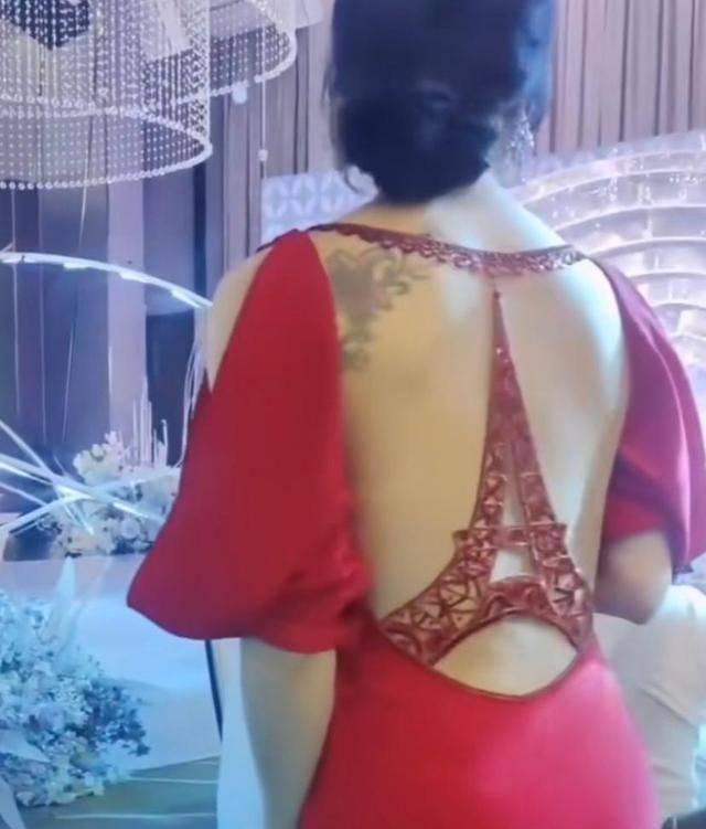 Tranh cãi cô dâu trẻ diện váy hở hang đi mời rượu quan khách-1