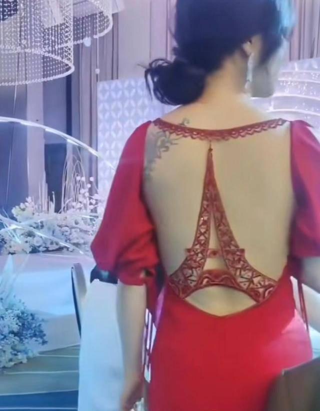 Tranh cãi cô dâu trẻ diện váy hở hang đi mời rượu quan khách-2