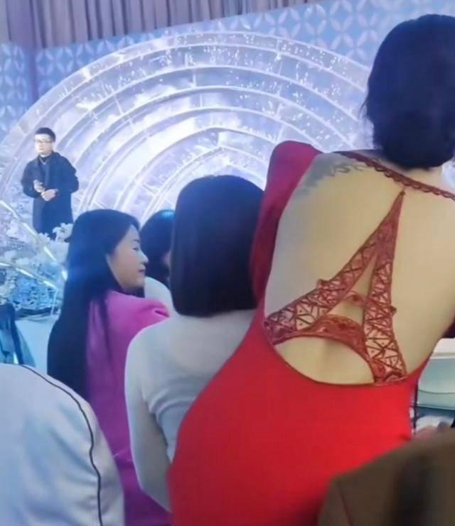 Tranh cãi cô dâu trẻ diện váy hở hang đi mời rượu quan khách-4