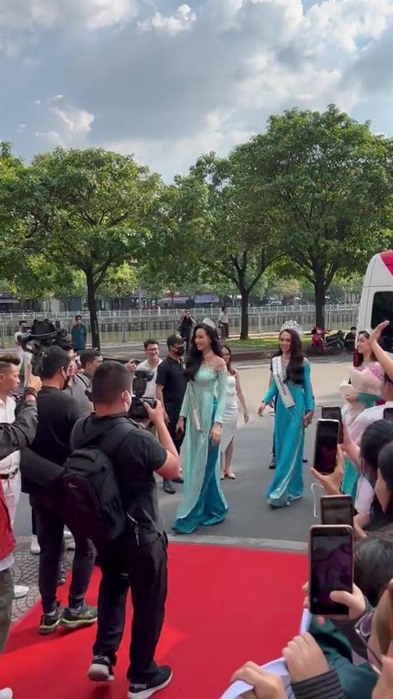 Á hậu Bảo Ngọc kém duyên, cố tình đi trước Hoa hậu chiếm spotlight?-1