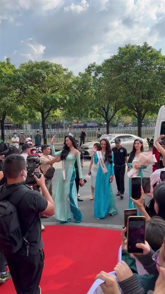 Á hậu Bảo Ngọc kém duyên, cố tình đi trước Hoa hậu chiếm spotlight?-2