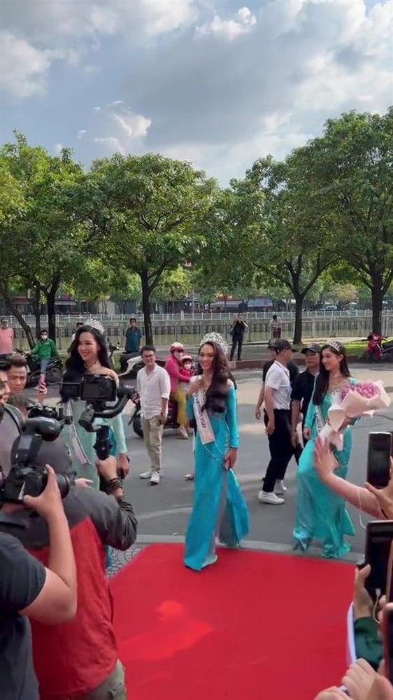 Á hậu Bảo Ngọc kém duyên, cố tình đi trước Hoa hậu chiếm spotlight?-4