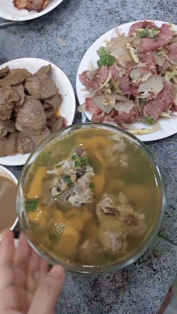 Chủ nhân bữa cơm 5k tức giận vì ông xã hoang phí, nấu một bữa hơn 20k-3