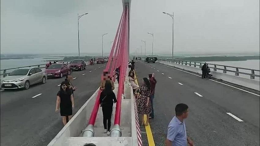 Bé gái trèo lên cầu Cửa Hội chơi rồi ngã nhào trước đầu ô tô-2