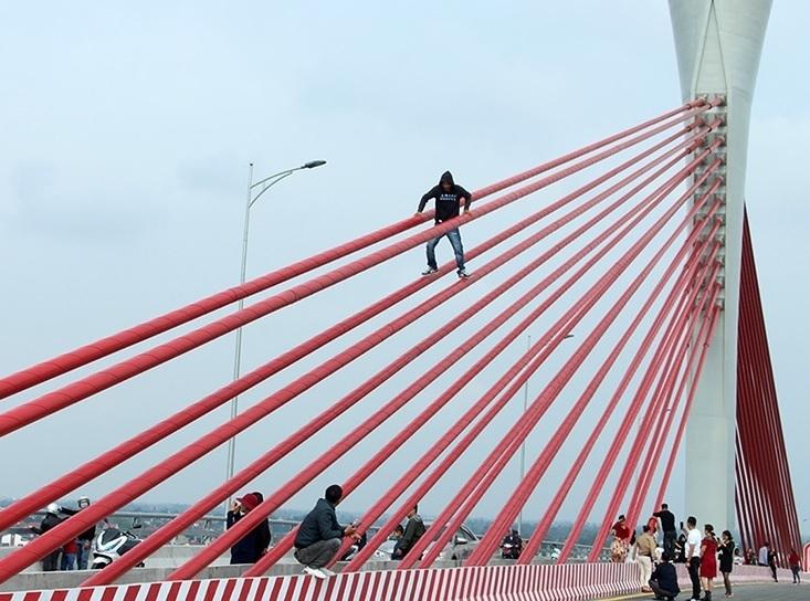 Bé gái trèo lên cầu Cửa Hội chơi rồi ngã nhào trước đầu ô tô-3