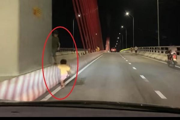 Người phụ nữ nửa đêm trèo ra ban công, gào khóc kêu bị chồng đánh-2