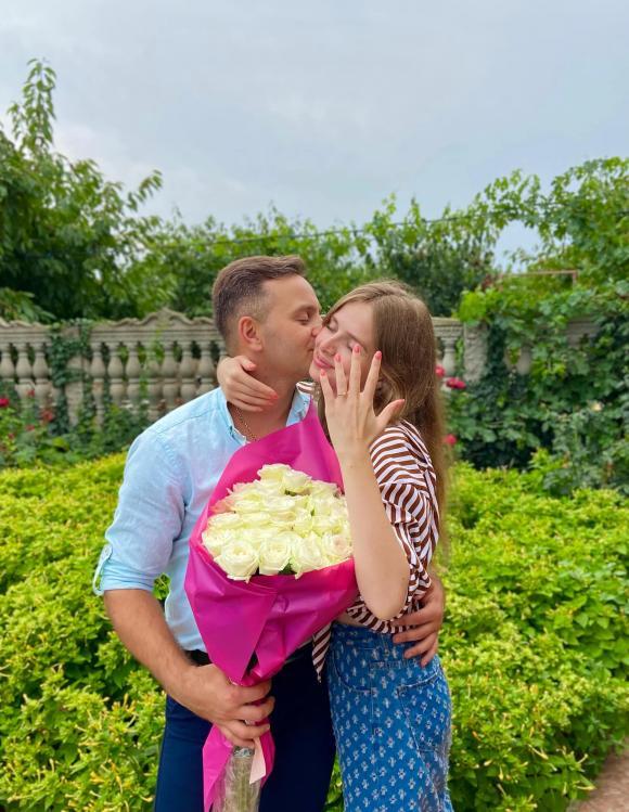 Mẫu nữ vụ đánh ghen ầm ĩ MXH 2 năm trước khoe bồ Tây cầu hôn-1