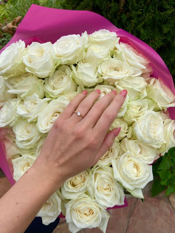 Mẫu nữ vụ đánh ghen ầm ĩ MXH 2 năm trước khoe bồ Tây cầu hôn-2