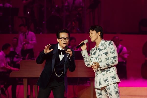 Hà Anh Tuấn ‘hoảng loạn’ khi fan mang sổ hộ khẩu cầu hôn-5