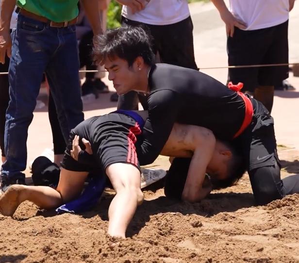 Chơi quá hăng, Lê Dương Bảo Lâm bóp tan nát nội thất người tham gia-3