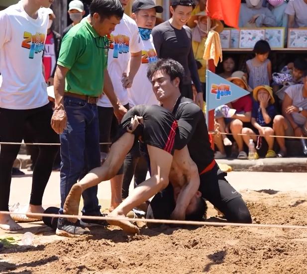 Chơi quá hăng, Lê Dương Bảo Lâm bóp tan nát nội thất người tham gia-4