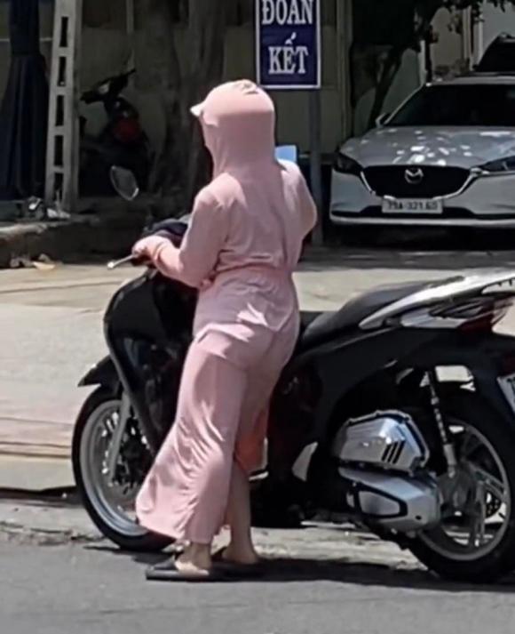 Pha dừng đỗ xe cồng kềnh của cô gái khiến dân tình toát mồ hôi hột-4