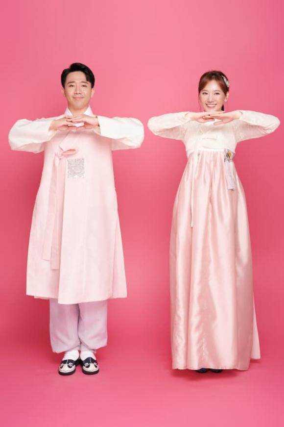 Đặc biệt, hanbok của cả hai được Hari Won đặt may riêng và mang từ Hàn Quốc về Việt Nam để chụp cho bộ ảnh lần này.