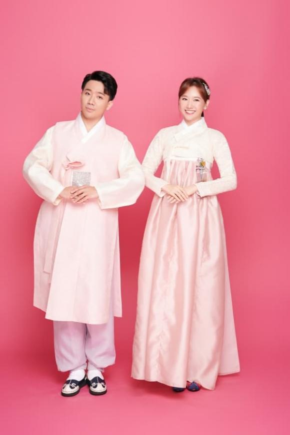 Gần nhất, Trấn Thành còn xả loạt ảnh diện hanbok tình tứ với bà xã.