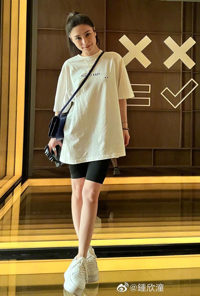 Thời gian biểu uống nước giúp Chung Hân Đồng giảm 12kg-1