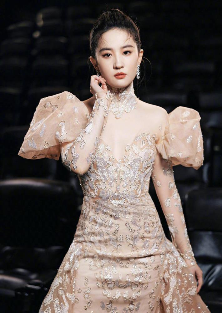 Ảnh chưa chỉnh sửa lộ bụng mỡ của Lưu Diệc Phi-1