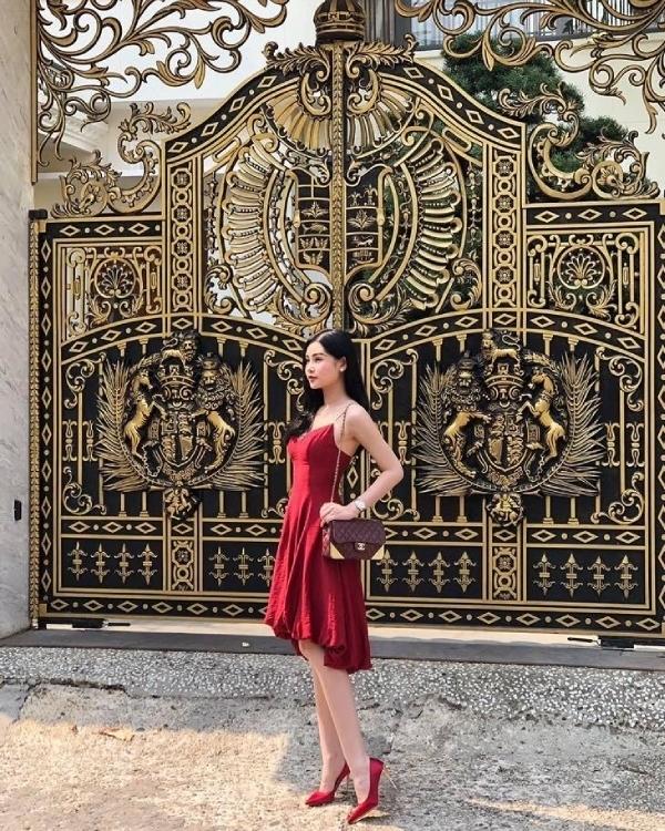 Ở tuổi 27, Lê Âu Ngân Anh sở hữu khối tài sản không phải dạng vừa, và là tay chơi hàng hiệu "khét tiếng" trong showbiz.