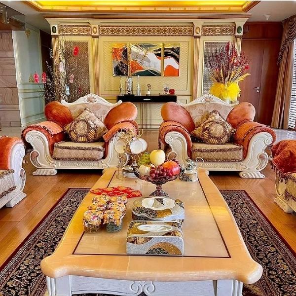 Phòng khách được trang hoàng lộng lẫy như cung điện.