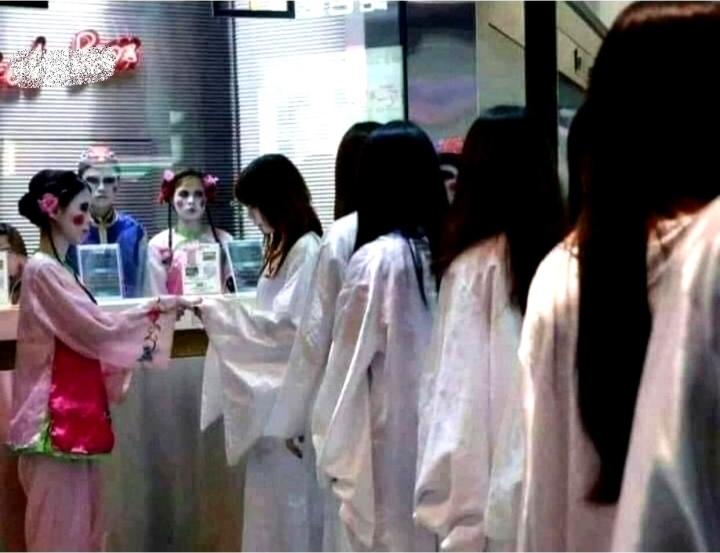 Loạt khoảnh khắc khó đỡ vô tình nhìn thấy khi ra đường tháng cô hồn-4